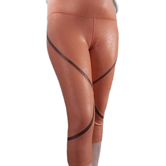 ALO Yoga whisper Capri legging . - Picture 10 of 16